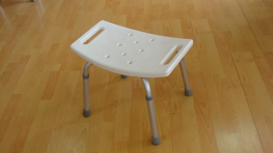 Silla de ducha plegable de acero de venta caliente Tablero de asiento de material PE Almohadilla antideslizante para pies Banco de baño plegable fácil Obtenga equipo médico de rehabilitación CE