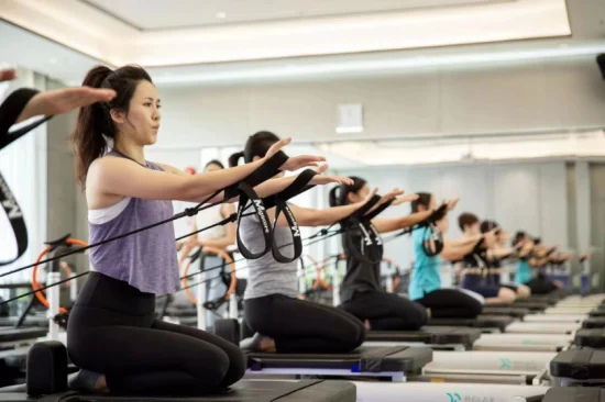 Función de aluminio de Mutli del equipo de entrenamiento de la yoga de la cama blanca de Pilates del reformador